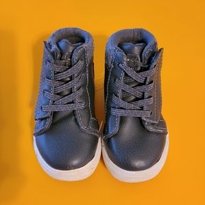 🌒 Boy's high top sneakers